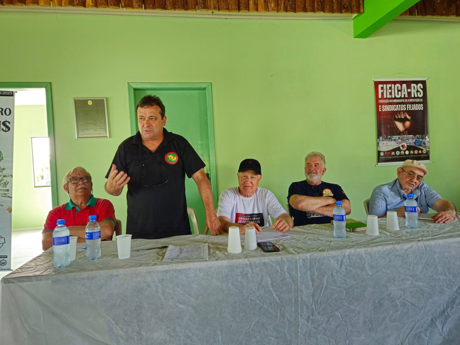 Na beira do mar, mas com alma campeira, representantes do nosso pago lutam pelos direitos dos trabalhadores da alimentação na reunião que definiu os rumos do próximo ano