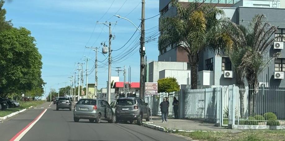Causo do trânsito alegretense terminou com perseguição e abordagem da Guarda Municipal após vivente abandonar Palio no cenário do entrevero