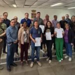 Prefeitura e comunidade laçaram parceria que promete casa digna pros viventes da nossa querência numa cerimônia que deixou o Palácio Ruy Ramos mais cheio que CTG em dia de fandango