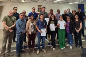 Prefeitura e comunidade laçaram parceria que promete casa digna pros viventes da nossa querência numa cerimônia que deixou o Palácio Ruy Ramos mais cheio que CTG em dia de fandango