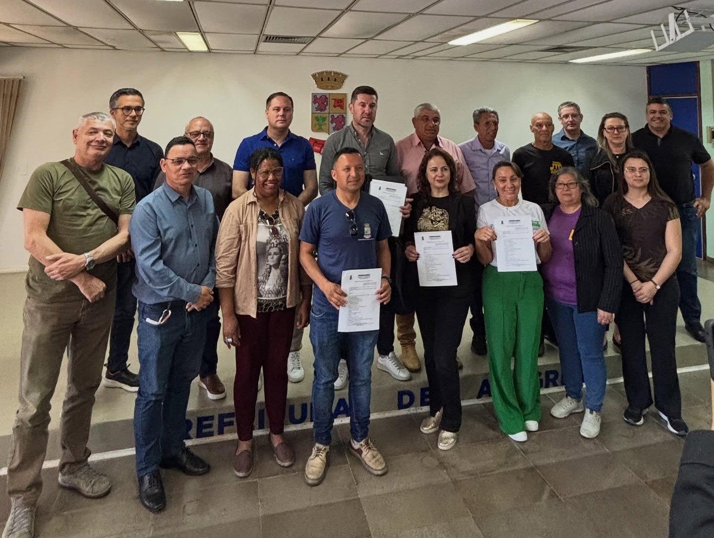 Prefeitura e comunidade laçaram parceria que promete casa digna pros viventes da nossa querência numa cerimônia que deixou o Palácio Ruy Ramos mais cheio que CTG em dia de fandango