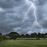 Descarga elétrica assustou trabalhadores rurais e abriu valo no solo da querência alegretense, mostrando que o campo tem seus perigos quando o céu resolve fazer entrevero