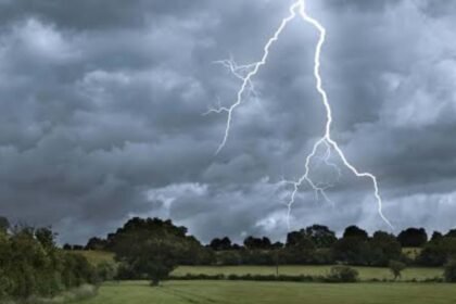 Descarga elétrica assustou trabalhadores rurais e abriu valo no solo da querência alegretense, mostrando que o campo tem seus perigos quando o céu resolve fazer entrevero