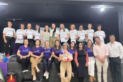 Lá nas bandas da Escola Nehyta Ramos, doze prendas conquistaram seu lugar no rodeio da vida com o curso 'Diarista com Amor' - um causo que merece ser contado de porteira em porteira