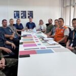 Na beira do fogão de chão, a gurizada da Defesa Civil reuniu os peão dos órgão estratégico pra campear soluções contra as intempérie que castigam nosso pago