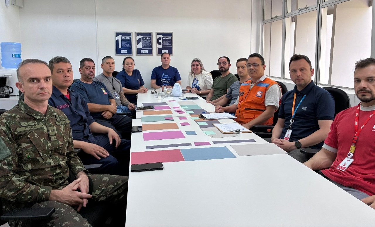 Na beira do fogão de chão, a gurizada da Defesa Civil reuniu os peão dos órgão estratégico pra campear soluções contra as intempérie que castigam nosso pago