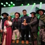 Dos pampas de Alegrete para os palcos da tradição, o jovem Antônio Caminha conquista corações com versos mais afiados que faca de campeiro