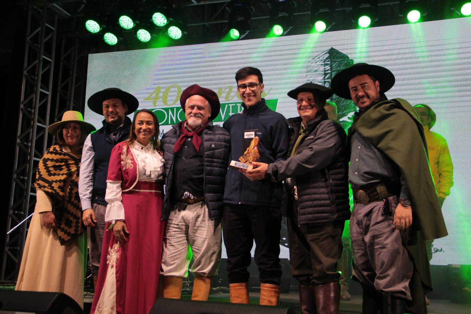 Dos pampas de Alegrete para os palcos da tradição, o jovem Antônio Caminha conquista corações com versos mais afiados que faca de campeiro