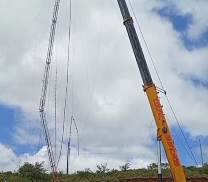 Mas bah, tchê! A querência de Livramento acordou com o barulho do guincho derrubando torre de 75 metros da Rádio 107/Maratan FM numa ação mais ligeira que galo em terreiro alheio.