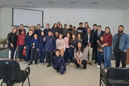 No coração do nosso pago, projeto Origens reuniu gurizada das escolas para uma prosa importante sobre educação antirracista que deixou a comunidade mais orgulhosa que cusco com ossada nova