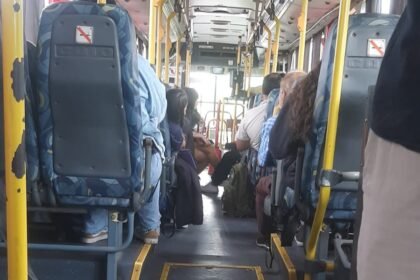 Com os ônibus mais vazios que rodeio em segunda-feira, autoridades buscam alternativas pra não deixar o vivente apeado nas paradas
