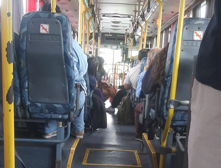 Com os ônibus mais vazios que rodeio em segunda-feira, autoridades buscam alternativas pra não deixar o vivente apeado nas paradas