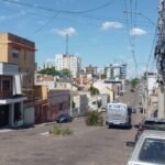 Corredor que liga o Centro à Zona Leste de Alegrete tá mais esburacado que potreiro em dia de chuvarada, mas a solução tá chegando, tchê!