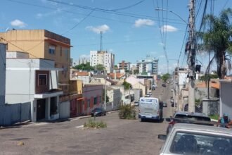 Corredor que liga o Centro à Zona Leste de Alegrete tá mais esburacado que potreiro em dia de chuvarada, mas a solução tá chegando, tchê!