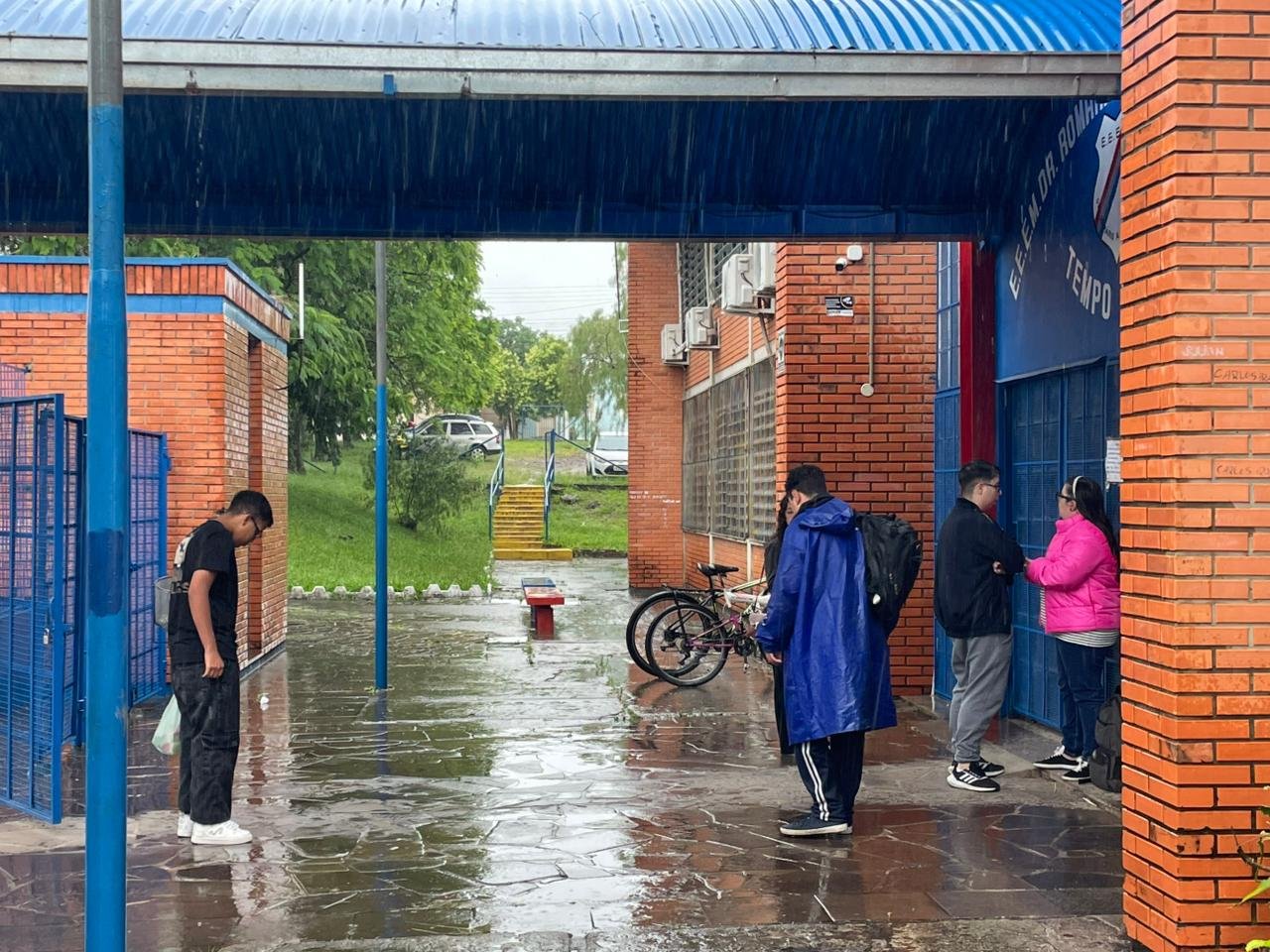 Mesmo com água caindo mais que em vertente após temporal, quase 1.600 candidatos de nossa querência mostraram a fibra do povo fronteirista nas provas de Ciências e Matemática