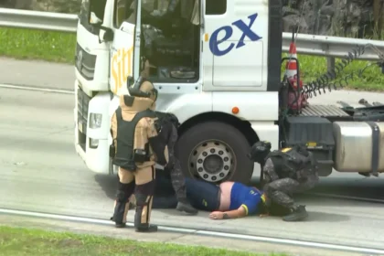 Caminhoneiro da fronteira sul passou horas amarrado a explosivo após sequestro em São Paulo, numa situação mais tensa que rodeio em dia de final