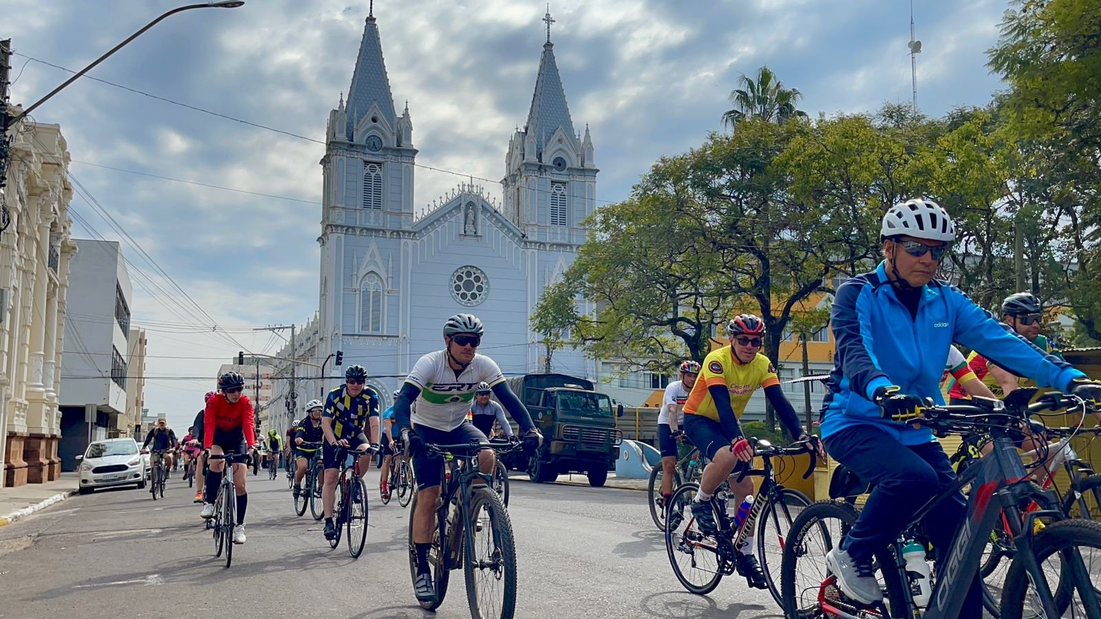 Na cidade onde até o vento minuano respeita quem pedala, gaudérios de todas as idades vão transformar o centro num verdadeiro rodeio de bicicletas