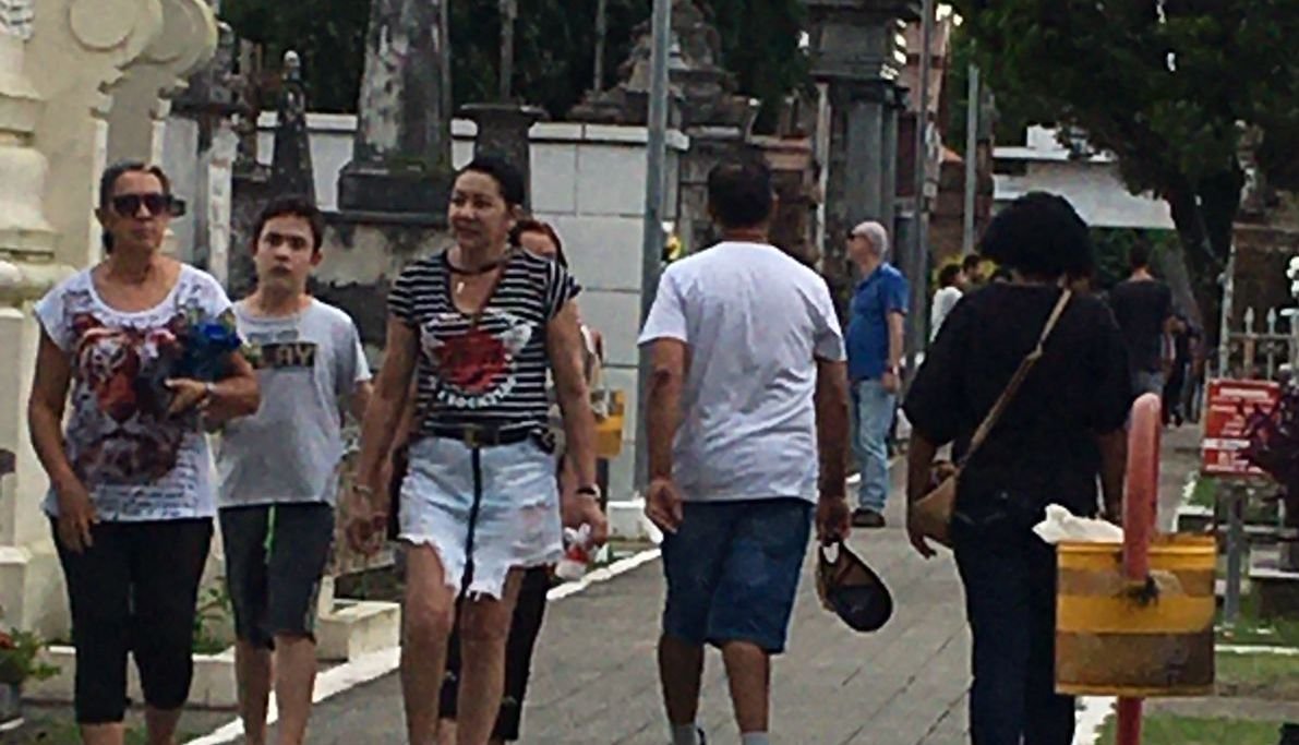 De prosa com o além, alegretenses lotaram o cemitério municipal num vai-e-vem mais movimentado que rodeio em fim de semana