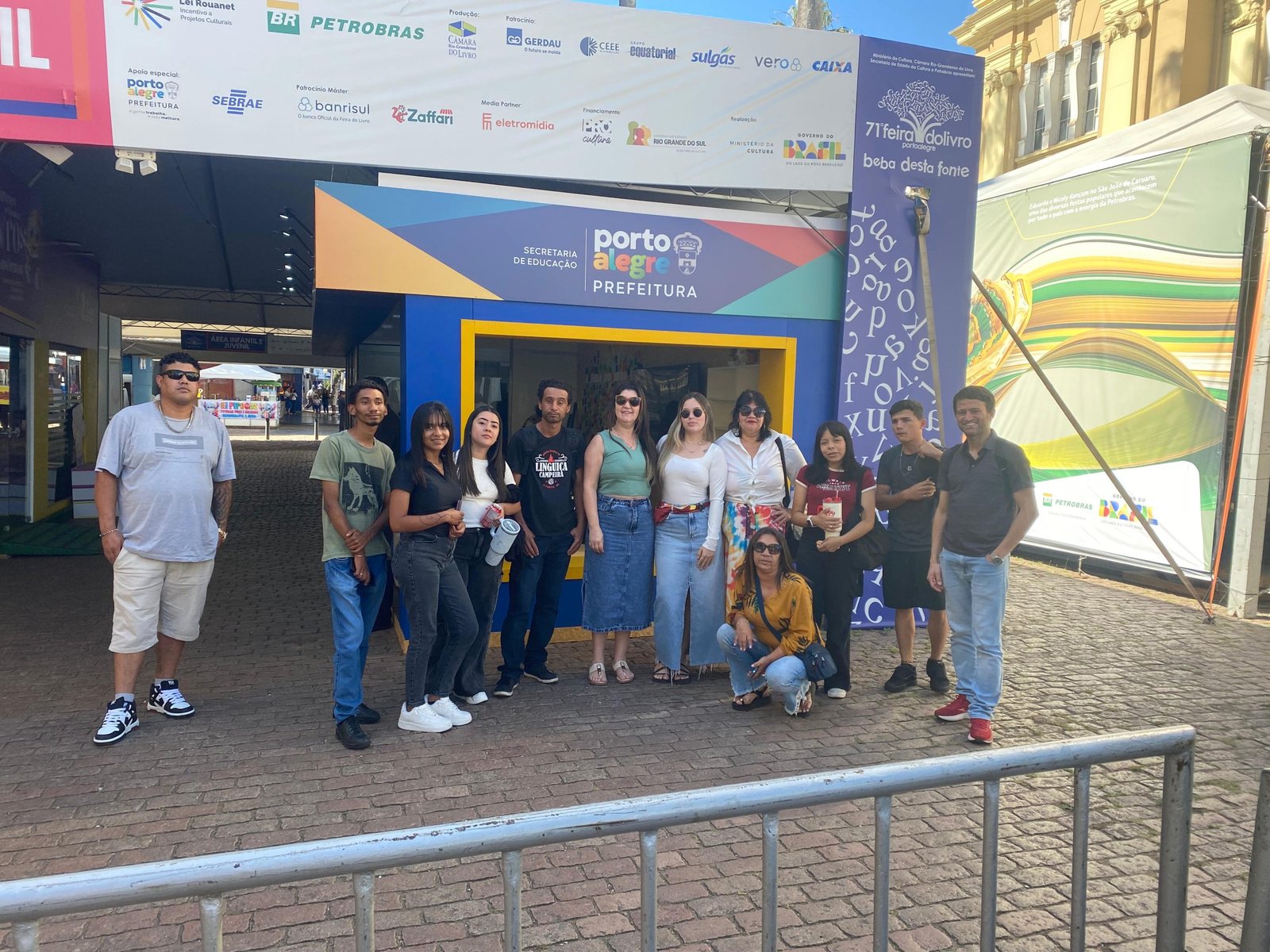 Alunos da Escola Dr. Romário Araújo cruzaram fronteiras do conhecimento numa aventura literária que deixou os viventes da capital de queixo caído com a sede de aprender da nossa gurizada