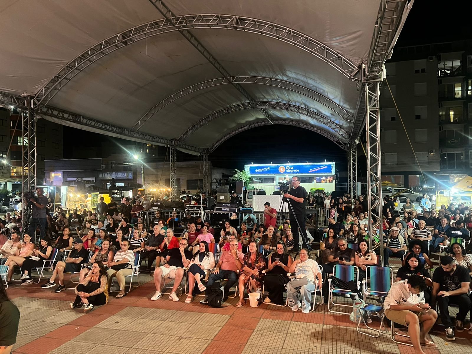 No coração da Fronteira Oeste, Alegrete ferve com a festa da música que já virou tradição mais esperada que rodeio em dia de domingo