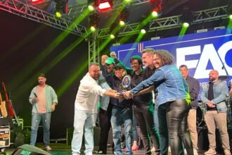 Festival Alegretense da Canção lotou até as galerias, como tropa em dia de rodeio, pra ver Olivério Coelho levar o troféu com composição que fala da sina do povo gaúcho