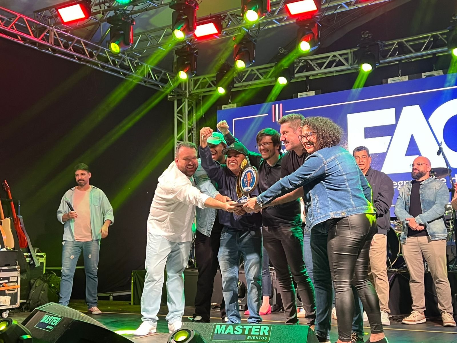 Festival Alegretense da Canção lotou até as galerias, como tropa em dia de rodeio, pra ver Olivério Coelho levar o troféu com composição que fala da sina do povo gaúcho