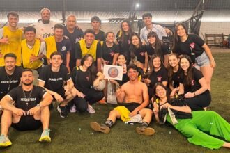 Gaudérios da Educação Física transformam o tradicional futebol numa peleia que fez a gurizada da cidade vibrar mais que torcida em Grenal