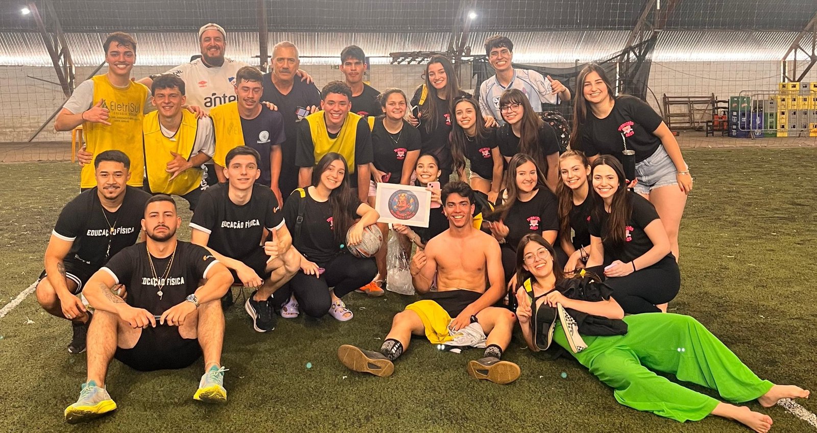 Gaudérios da Educação Física transformam o tradicional futebol numa peleia que fez a gurizada da cidade vibrar mais que torcida em Grenal